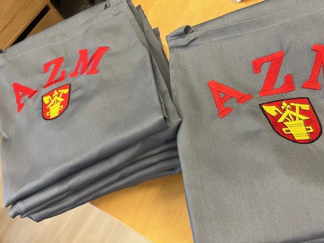 Latzschürzen chic bestickt